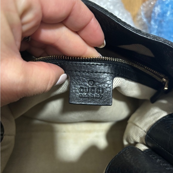 Gucci- Black Pebbled Calfskin Medium Soho with Gold Chain Shoulder Bag - Picture 5 of 10